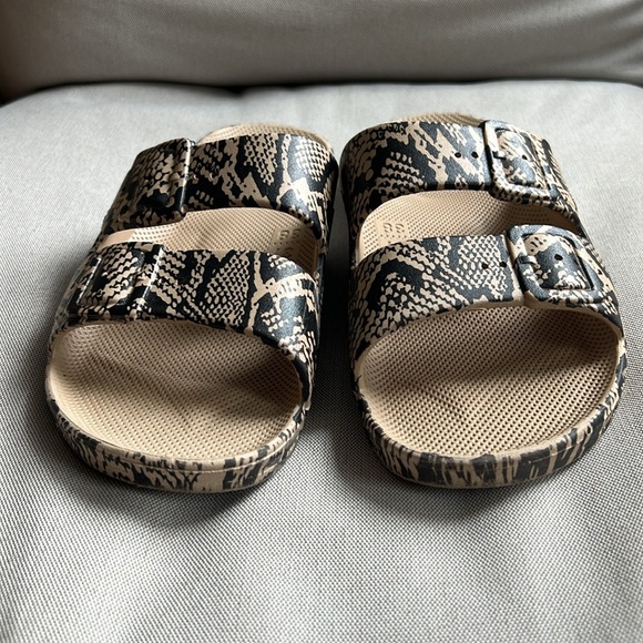 Freedom Moses Slide Sandal - Sand Snake Print - EU 37/38 (US W 7/8) - Picture 4 of 7